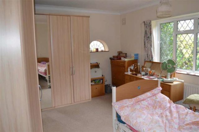  Image of 3 bedroom Bungalow for sale in Onslow Gardens Sanderstead South Croydon CR2 at South Croydon Surrey South Croydon, CR2 9AD